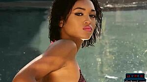 Modelo negra 18+ Noelle Monique, pronta para vê-la tirar o biquíni?