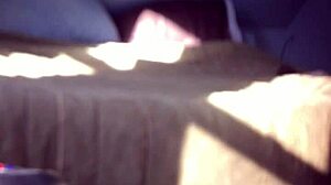 Skjult onani med dildo og legetøj fører til vild orgasme!