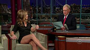 Jennifer Aniston kamuda seksi bacaklarını sergiliyor