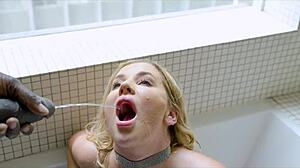 Vroča avstralska kurba jaha velik kurac na javnem in v hotelu