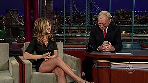 Jennifer Aniston kamuda seksi bacaklarını sergiliyor