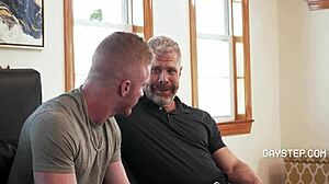 Stedfar og søn deler hemmelig bareback stund