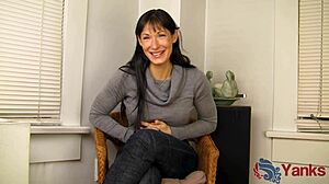 Fit sramežljiva Angela James jebe pult do divjih orgazmov.