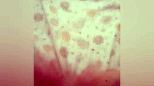 greta va in bagno e poi si riscalda sotto la coperta.