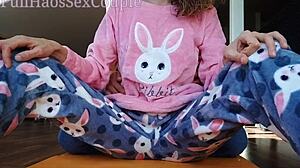 義父が小乳の義娘の濡れたマンコを激しくからかう