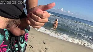 Plážoví cudzinci sledujú moje verejné hranie s kurcom