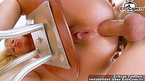 Sarıışın 18+ genç kız sıkı küçük kıçında kirli anal yapıyor, ups