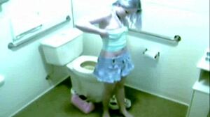 Bionda Teen 18+ Catturata in Camera Nascosta Durante una Sessione di Bagno Solitaria