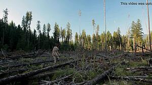 Вау, смотри, как эта голая девушка трогает себя в лесу!