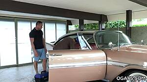 Stari možakar in mladi twink 18+ v divjem analu skupaj