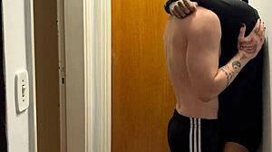 Genç 18+ erkekler dev yarraklarla öpüşürken bina kamerasında yakalanıyor