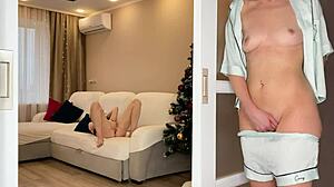 oglądam jak siostra przyrodnia się masturbuje w sylwestra... też się palcuję! 😳