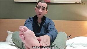 Fétichiste beau-père gay en chambre d'hôtel