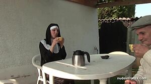 Rejtett helyen fiatal francia apáca keményen megbaszva vad szabadtéri hármasban