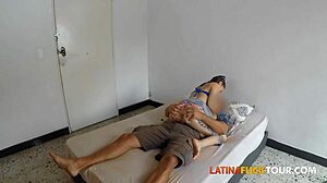 Μικρή Κολομβιανή συγκάτοικος αρπάζει τεράστια πούτσα σε άγριο καουμπόικο γαμήσιο