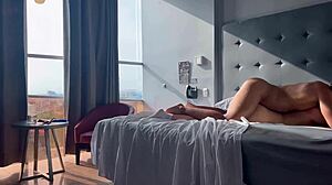 Kan ikke få nok av å hamre denne hete uni-nykommeren på luksushotell