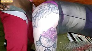 Um cara fudido nao pode paga o motel e quis sexo com duas garotas em pra�a apos uma festa em cidade do enterior