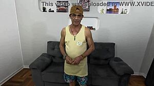 30 anos de porno e a primeira vez que o tiozinho fodeu a anazinha rabuda