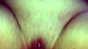 La hago correrse solo chupándole la polla a la jovencita