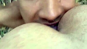 他偷偷带好奇直男朋友去山里隐秘操逼，躲开女友