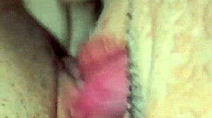 La hago correrse solo chupándole la polla a la jovencita