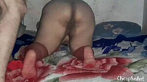 Me vesti sexy con mis medias de color rojo para seducir a mi compa�ero de cuarto