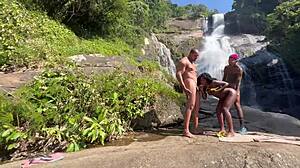 Eu E Meu Amigo Levamos A Pretinha Gostosa Para Cachoeira