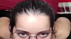 Acabei de sair do banho e a white moon ja veio de boca no pau pra levar uma gozada na cara