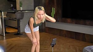 Äh, beliebte TikToker-Mädchen bezahlt mit enger, ähm, Muschi