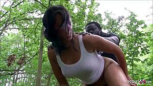 MILF Jerman Sina Velvet Dipukul Luar Oleh Kote Hitam