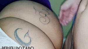 Ebony BBW de bunda gigante pega no pauzão do magrelo