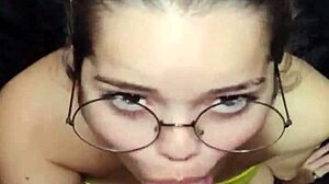 Acabei de sair do banho e a white moon ja veio de boca no pau pra levar uma gozada na cara