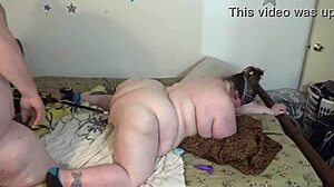 Fuck Machine Gey Çiftte Kalın Hatun Gotunu Çift Penetre Ediyor