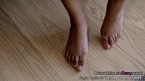 Kayla Louise shows cameltoe in leggings