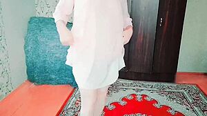 Sissy crossdresser heiluttaa isoa perseään bileissä minimekossa