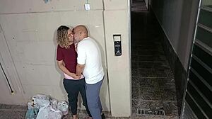 Lärare förför elev i hemlig skolträdgårdsmöte