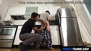 Korak očka draži za več v kuhinjski igri familytwink