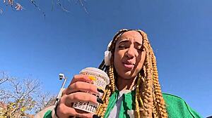 La ebony luna black me reconoce en la calle y me lleva a su casa para follarme sin compasion