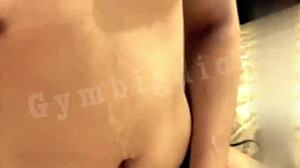 帅气亚洲男同志享受裸体后入