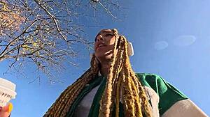 La ebony luna black me reconoce en la calle y me lleva a su casa para follarme sin compasion