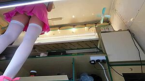 ¿Has visto a una chica loca hacer flash de falda arriba en el trabajo por dinero rápido?