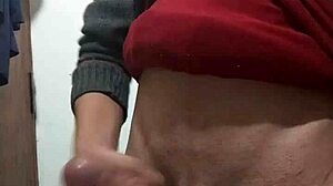 Эй, я дрочу прямо сейчас в одежде.