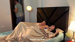 Stepmom Sarah Black pantat besar kongsi katil dengan stepson Angel Cruz. Panas Colombia mereka marak di bilik tidur.