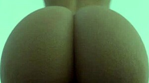 i saw this hot negra showing her big bunda on cam, so sexy!