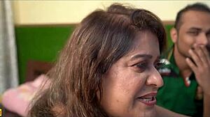 Indiase stiefmoeder voegt zich bij stiefdochter in wilde familie groepsneukpartij