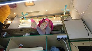 ¿Has visto a una chica loca hacer flash de falda arriba en el trabajo por dinero rápido?