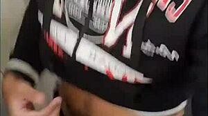 Safadeza no banheiro da academia adrenalina a mil com esses machos - full sheer