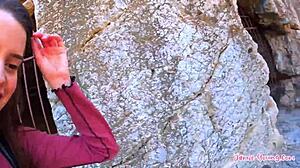 Ε, δες την Jamie Young να παίρνει χυμό στο στόμα σε βίντεο από την Αθήνα