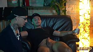 Suruba com gêmeos e mano colocam 3 piroca no mano.