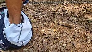 Maduro trabalhador trepa com servente no mato